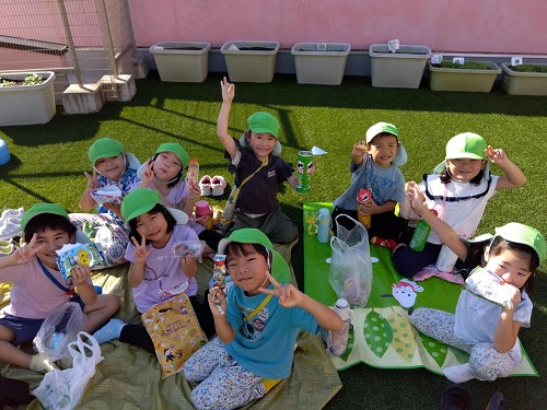 先日、2歳児クラスと5歳児クラスで買い物体験にでかけました!
お店では、自分で選んだおやつを手に取り、レジで購入する体験をしました。
おやつの時間には、園庭でみんな仲良くおやつを食べました💕
体験を通して、買い物の楽しさや、お金の使い方を知ることができました!