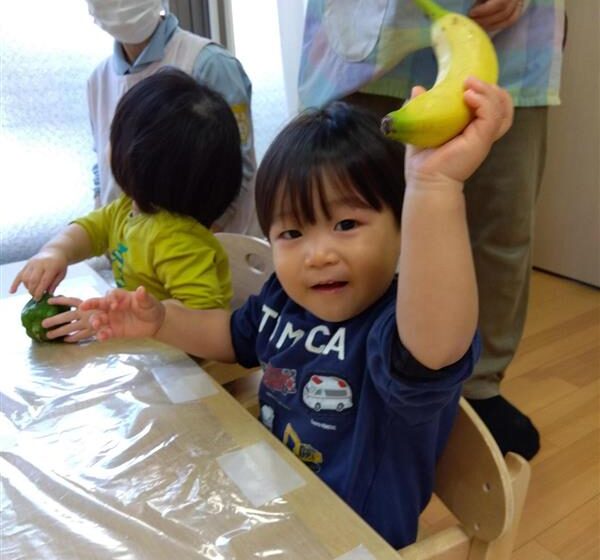 大好きなバナナを前にして大きくバナナを高くあげて、わーい🍌