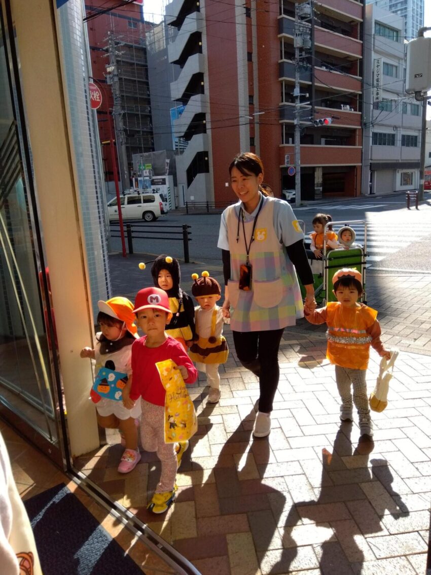 ハロウィンイベントに参加しました🎉
かわいい仮装をして、みんなで姉妹校へねりあるきをしました!
通りすがりの方もみんなが笑顔になっていました😊
姉妹校へ着くと教員にお菓子をいただき、大喜び🌸
幼児さんは「トリックアトリート!」と大きな声で言えました👏
乳児さんは緊張していましたが、お菓子をうけとっていました😊
ハッピーハロウィン🎉🎉🎉