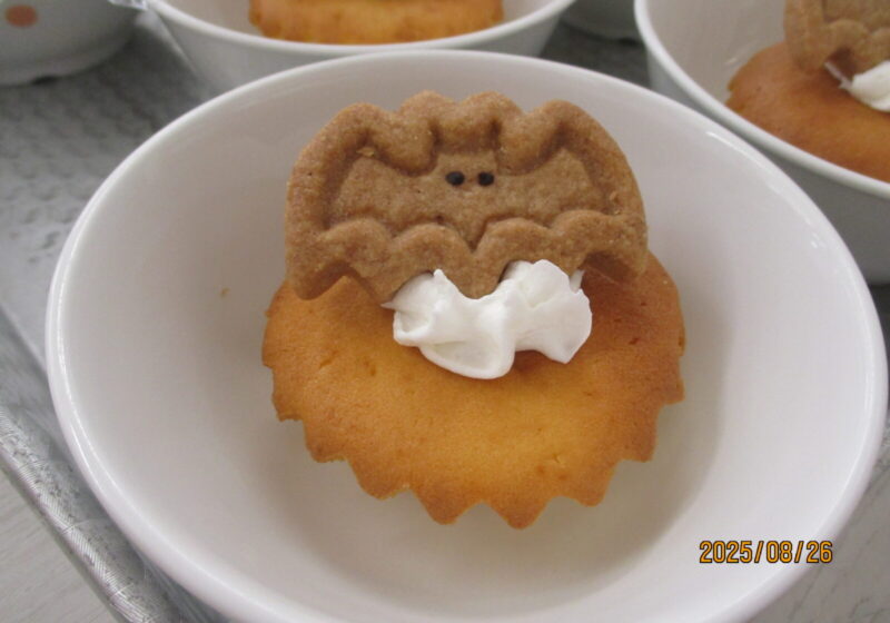 おやつはコウモリクッキーを添えた、カップケーキでした!暑い夏もおばけたちのおかげで少しひんやり~