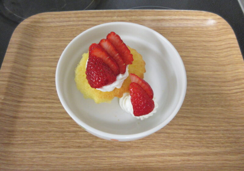 4月の誕生会の日のおやつは、いちごが乗ったケーキでした!