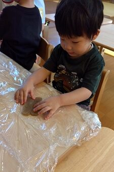 【１歳児】こんにゃくに触れる