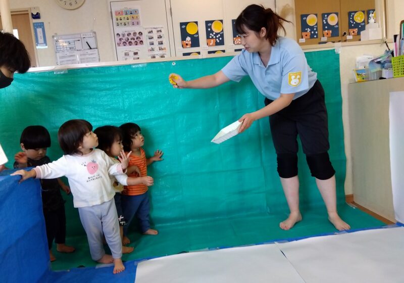 これからどんな遊びが始まるのかな？と、興味津々な子どもたちです。