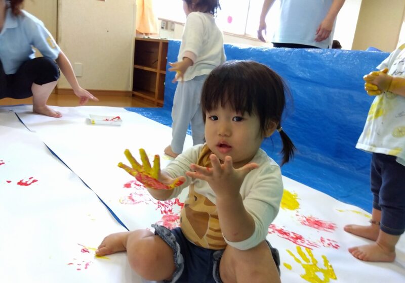 手の平や足、体全体を使って絵の具に触れてみると、なんだか不思議な感触だね♪