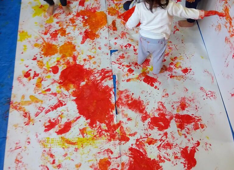 絵具の感触に慣れてくると子どもたちは思い思いの表現を楽しめるようになりました。大きな紙いっぱいに子どもたちの作品が残っています＾＾
