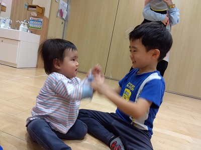 ０歳児　４歳児クラスと楽器遊び♪