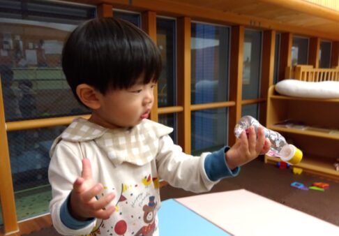 ０歳児：シャカシャカ♪なんの音だろう？