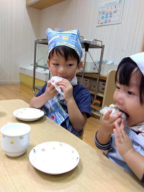 食べる時もおいしそうに、あっという間に完食していました。
大きなお口でほおばる姿を見せていました💕