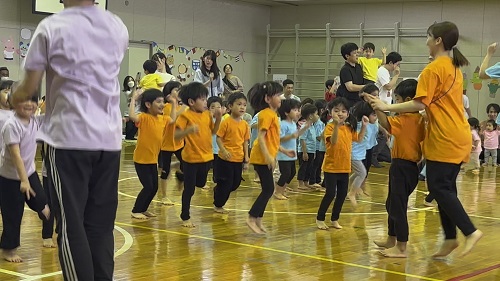 当日は朝から雨でしたが、子どもたちのパワーで閉会式後には晴れ間が見られました🌞
乳児クラスでは、親子競技を中心に体操やサーキット🌈また、保護者との関わりを深める良い機会でもあり、親子参加型の内容取り入れることでより一体感を感じられるように工夫をしました🙌
幼児クラスでは、幼児クラスでは友だちと協力しながらバランスボールリレーやパラバルーンなどが行われました🏅