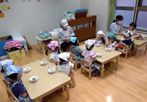 ２歳児　鮭わかめおにぎり作り