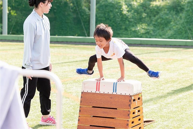 跳び箱に挑戦！
飛べた瞬間の喜びを保育士も一緒に感じます。
誰かが一緒に喜んでくれることは子どもたちの次の挑戦意欲に繋がります✨