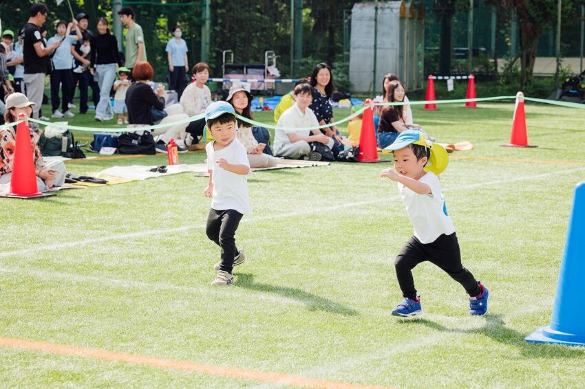 お友達と一緒によーいどんっ
ゴールした瞬間を先生と一緒に喜ぶと、一生懸命走る事の嬉しさが膨らんでいきます。
走ることの気持ち良さ、嬉しさをたくさん感じることが出来ました！