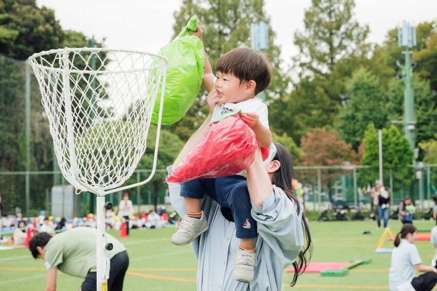 お母さんと一緒に果物を届けるよ！