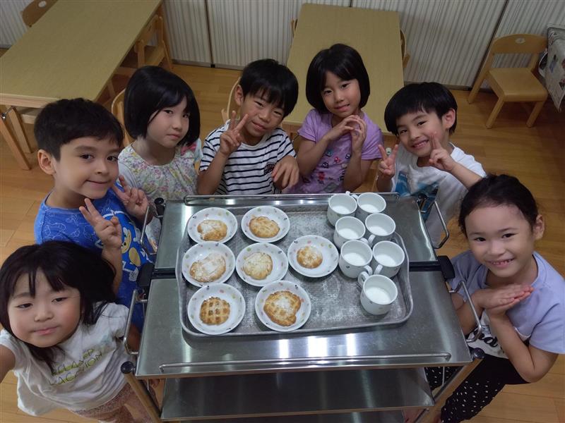 焼き上がったメロンパンクッキ―は、おやつの時間に友だちと会話を弾ませながら、おいしく食べました😆