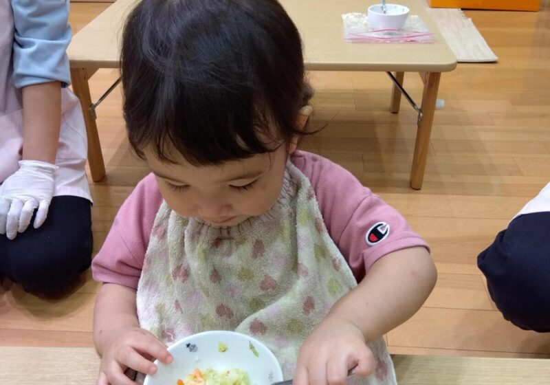 自分たちで作ったサラダをおいしそうに食べていました😊