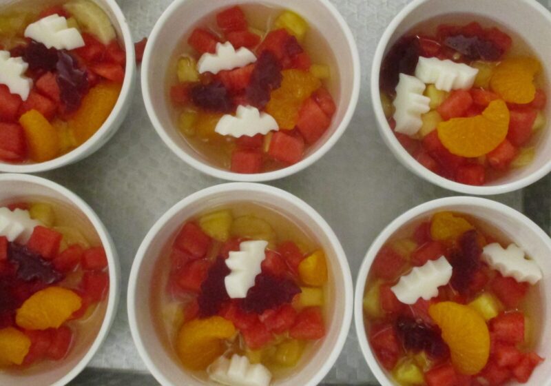 おばけがフルーツジュースが飲みたい!とのことで、おやつはフルーツポンチです☆たくさんのフルーツに子どもたちもにっこにこです‼