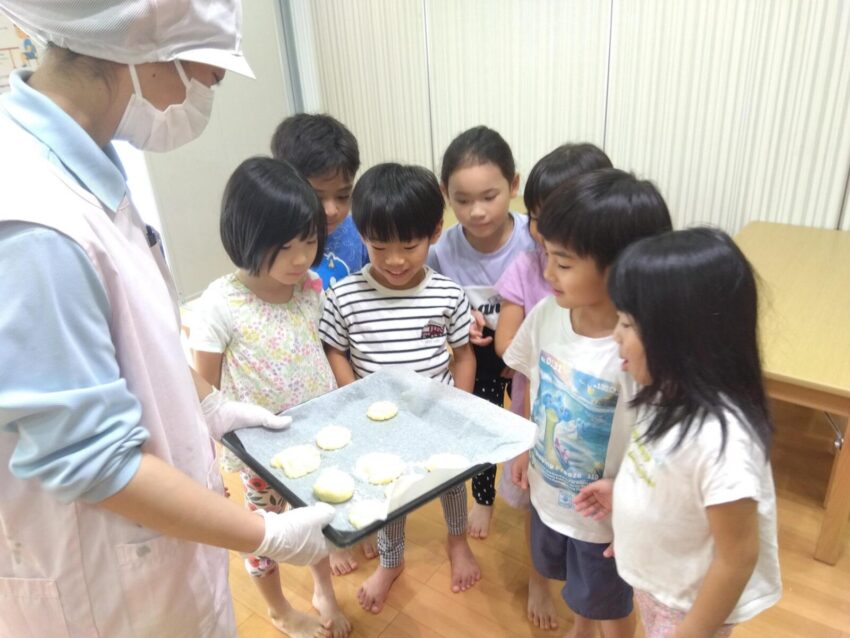 焼き上がりを心待ちにする子どもたちの表情からは作る喜びや期待が伝わってきました🥺