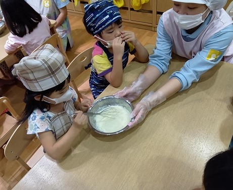 食育活動を行いました😆
牛乳・粉・チーズ・コーンを混ぜ合わせ、ホットプレートの上でフライ返しを使用してひっくり返しました♬
生地を混ぜる音や焼ける香りを楽しみながら子どもたちは意欲的に取り組んでいました✨
焼きたてのコーンチーズホットケーキ💕
おやつの時間にみんなでおいしくいただきました!