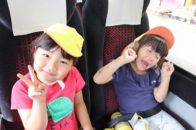 大型バスに乗って芋ほり遠足に出発!