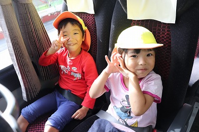 帰りのバスでも元気いっぱいです。