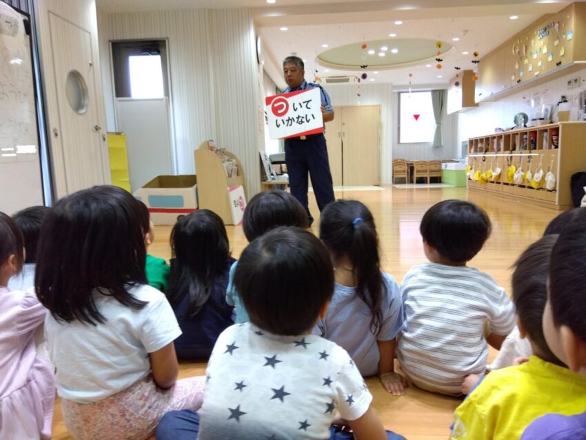 西警察署の方にお越しいただき、防犯講話が行われました。
不審者、つみきおに、こども110番の家の講話を聞き、実際に不審者に遭遇した際にどうするかについて、考えながら実践しました。
不審者対策や、今後に役立つ知識や情報を目でよく見て聞いて取り組んでいました!