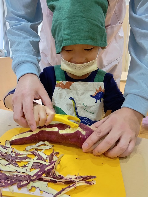 今回はさつまいもの皮むきと生地を作って成型まで行いました🍠
ピーラーを使う体験は保育園では2度目ということもあり、とても上手に使うことができました👏
皮がむけることが楽しいようで、意欲的に取り組んでいました😄
