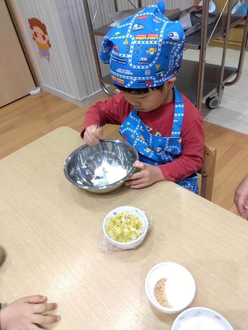 保育士が触った後の手の匂いを嗅いで、「さつまいもとバターの香りがする～！」と子どもたちに声掛けをすると、子どもたちは自分の手の香りを嗅いで、「いいにおい～！」と言って喜ぶ様子が見受けられました😊
