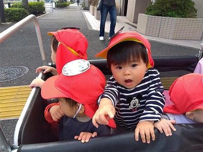 ０歳児　立ち乗りバギーデビュー！秋の散歩を楽しんでいます♪