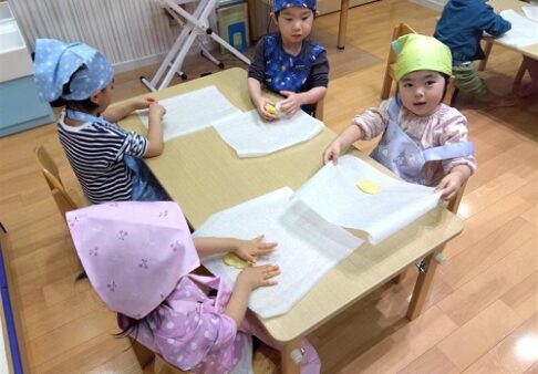 ３歳児　さつまいもクッキー作り
