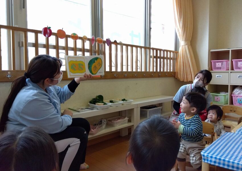 絵本「やさいのおなか」を見てクイズをしています。これなーんだ？と聞くと「まる！」「かぼちゃ？」と想像力を膨らませておりました。
