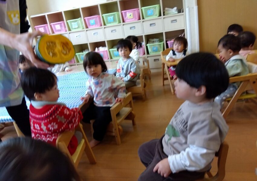 かぼちゃの断面図に興味津々の子どもたち。「なんだろう？」と真剣な表情で見ていました。