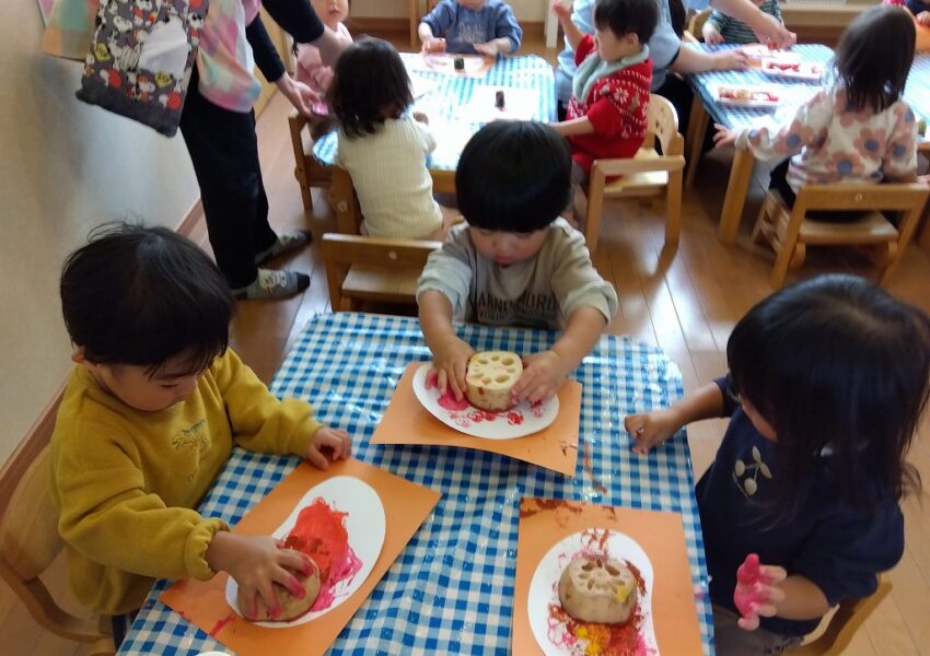 レンコンは、大きくて重たくて・・両手でどっすん！力を込めて大きなスタンプに挑戦していました。