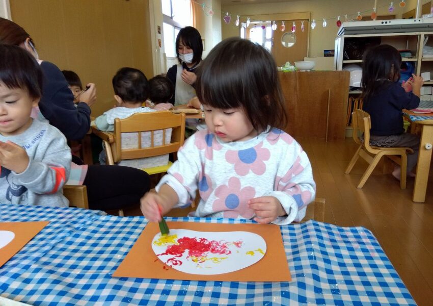 野菜の断面に絵の具をつけて・・ぺったん！絵の具スタンプをしました。オクラは「お星さまみたい！」ほうれん草は「お花みたい！」色んな形が楽しいね♪