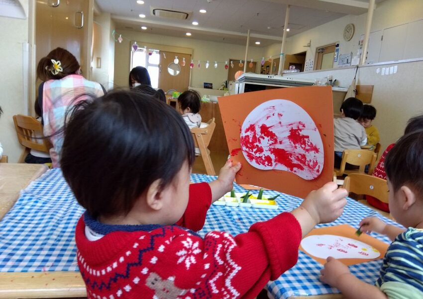 “ぼくのができたよ！”完成した自分の作品に見とれる姿がなんとも可愛らしいですね。