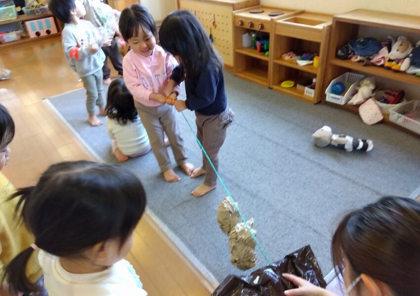 お部屋では、お芋ほりをしました。大きなお芋を「うんとこしょ、どっこいしょ！」と大きなカブのように引っ張っておりました。