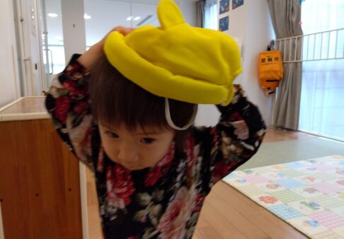 0歳児「お支度に挑戦」
