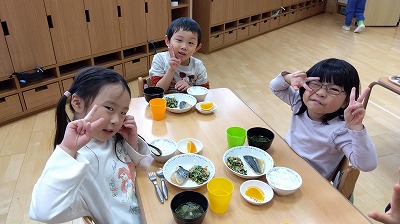 4歳児　食事の配膳と片付けに挑戦中！