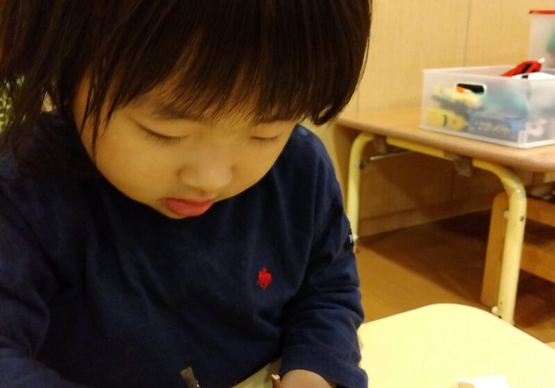 紙粘土をこねて枝や木の実を刺しました