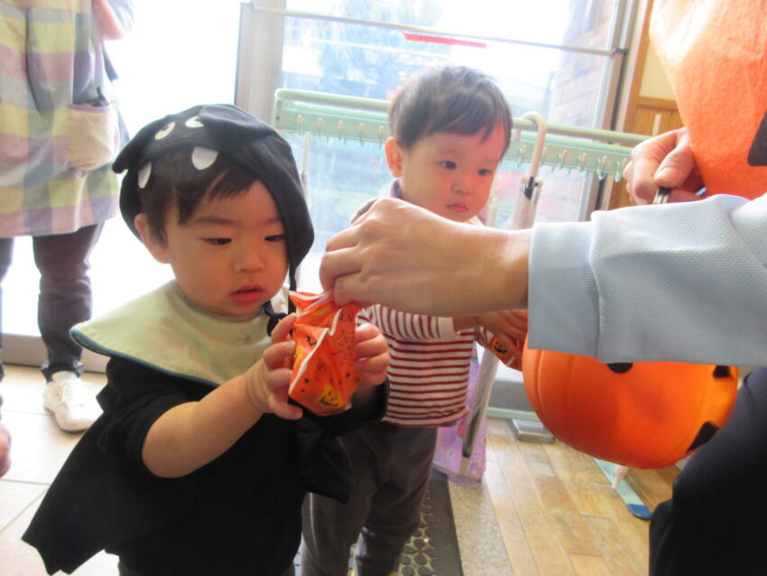 保育園に到着すると、プレゼントをもらったよ♡
何が入っているのかな？