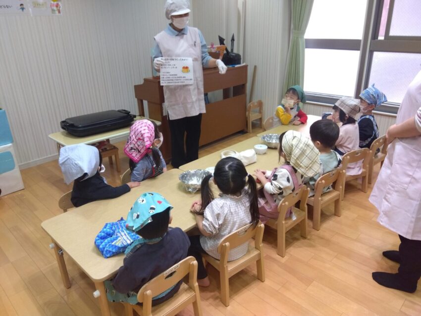 おやつのホットケーキ作りをしました🥞
生地を混ぜて、ホットプレートで焼きました😊