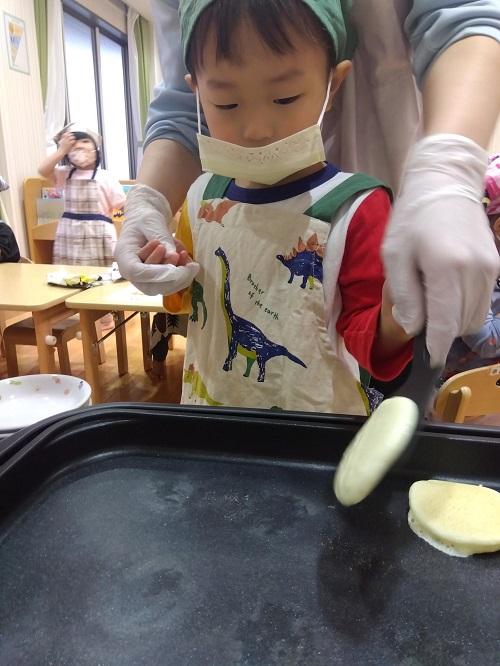 ホットプレートを使用する際は、熱いから絶対に触らないよう伝えた後で、保育者が手を持って行いました🍳
生地にぷつぷつ穴があいていく様子を見守ってから、ひっくり返しました！

最後にシロップをかけて、自分で作ったホットケーキを温かいうちに食べました♪
おかわりがなくなるまで、みなさん美味しそうに食べていました😊