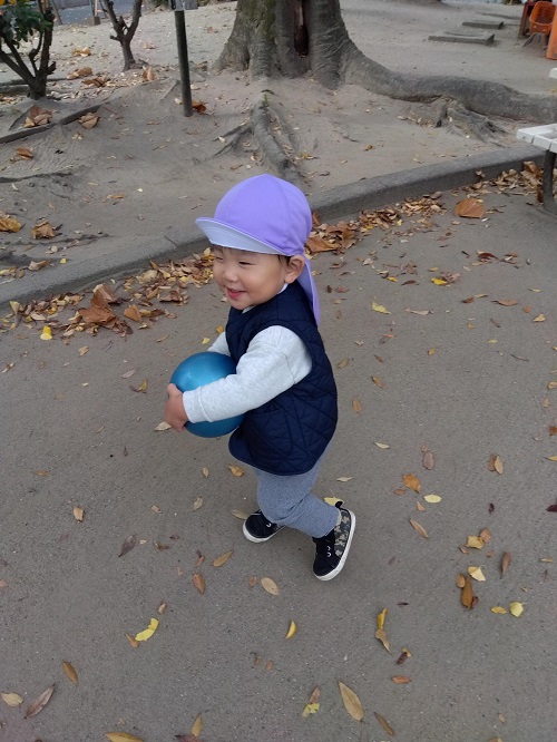 保育士と一緒にボール遊びも楽しみました。ボールがころころ転がると、一生懸命に追いかけて拾い、満面の笑顔をみせてくれました😄
遊びを通して、子どもたちの豊かな表情がたくさん見られた一日でした😊