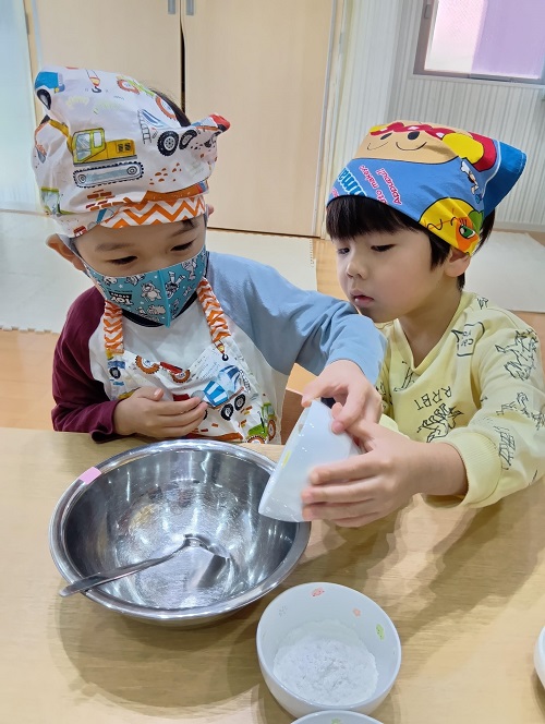 食育活動をしました！
秋といえば、芋！ということで、さつまいもを使用して芋まんじゅうをつくりました♬
さつまいもを目の前にして大きさや形の違いを観察していました👀
蒸して芋まんじゅうをつくることを伝えると、「もちもちなの？蒸すって何？」と興味津々の様子でした✨
