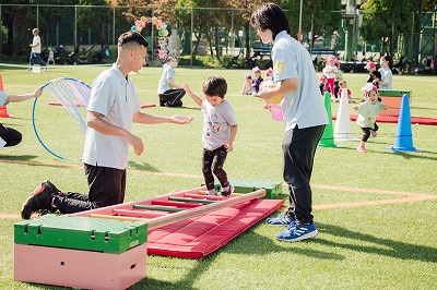 子どもたちのやりたい気持ちを大切にしているので、先生たちはそっと手を差し伸べながら見守っています。