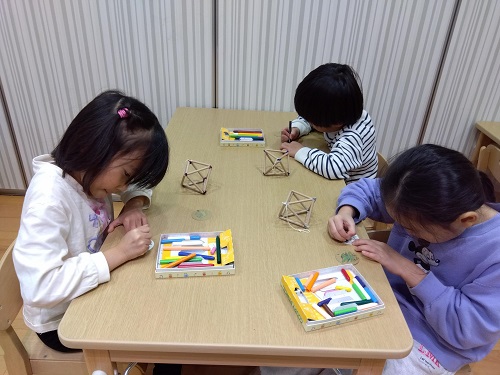 名古屋こども保育園はイオンプロジェクトに参加します！
子どもたちが手掛けたクリスマスツリーがイオンに飾られます👏
今年は、ヒンメリの製作をしました✨
クリスマスを思い浮かべながら、製作を楽しむ様子が見受けられました😊