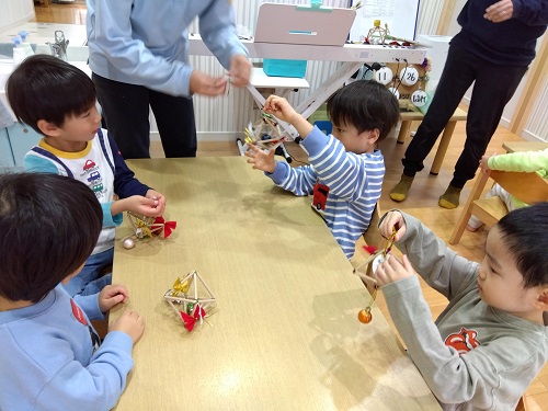 その後ヒンメリにリボンやキラキラのモールなど飾りつけをして楽しみました🎵今後イオンで飾られる予定です🎄