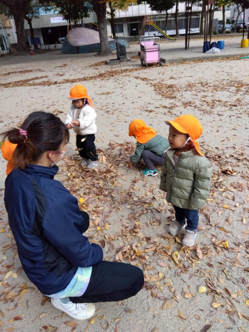公園へでかけました！
子どもたちは落ち葉を拾い、根元をもってくるくる回したり、たくさん集めては嬉しそうに遊んでいました🙌
にこにことした表情から、秋の自然に触れる楽しさが伝わってきました🍂
