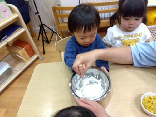 生地を混ぜて、みんなの思う好きな形に成型しました😊
おやつでは「おいしいー」とパクパク食べていました🥰