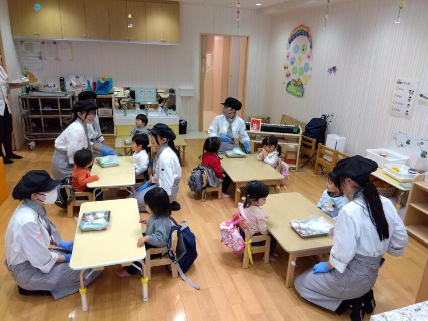 今回は、クリスマスにちなんだカッププリンを作りました😍
プリンの上にトッピングをして楽しむ様子が見られました✨
