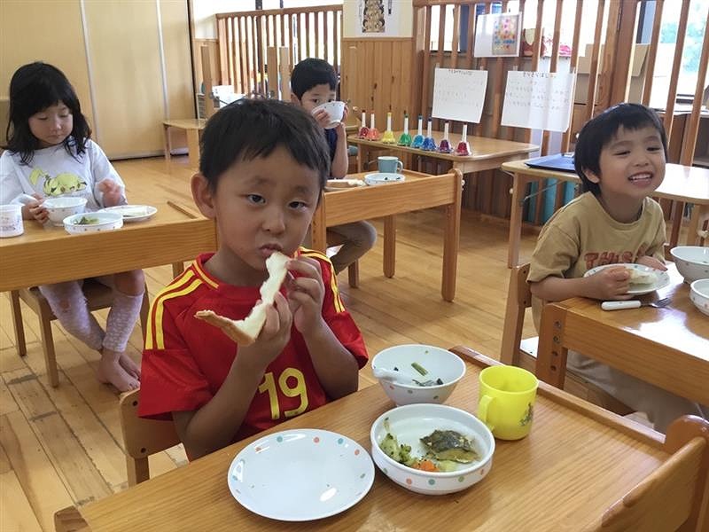 当園の給食は国産で薄味であることにこだわっています。
主食はごはん、麺類、パン類があり、バランスの良い献立を立てています。